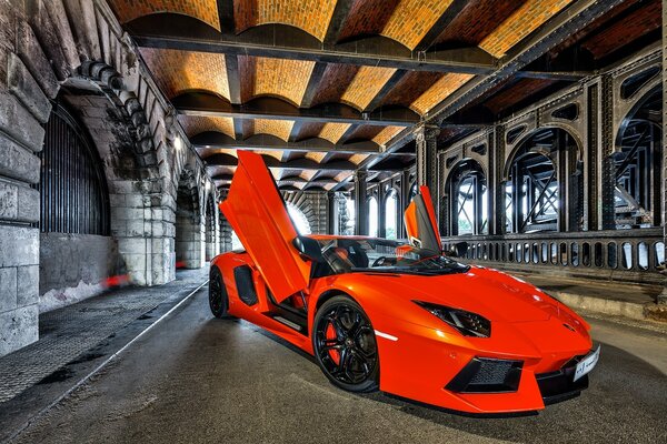 Lamborghini rojo con las puertas abiertas