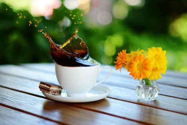 Café en una taza blanca en modo macro