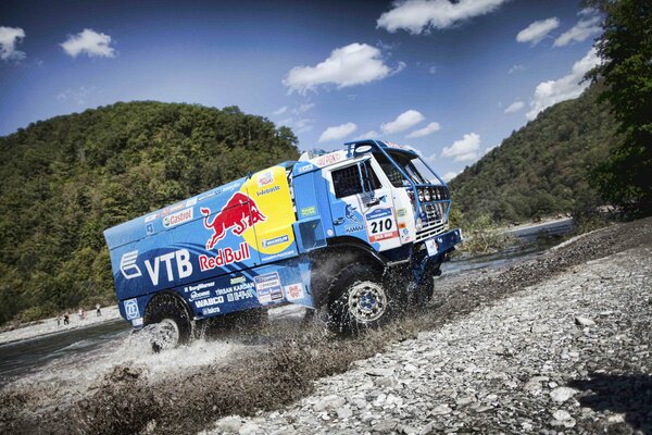 Paris-Dakar-LKW fährt einen Fluss durch