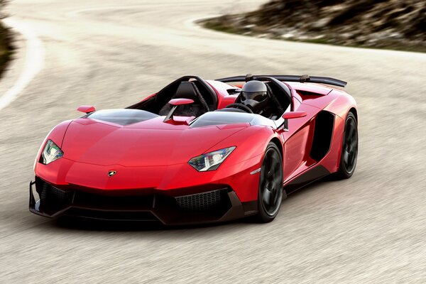 Roter lamborghini aventador j -2012 in einer steilen Kurve