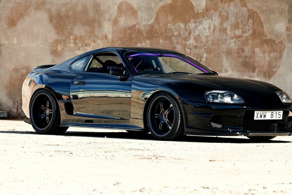 Voiture Toyota Supra fond d écran noir