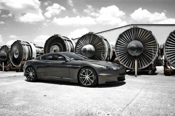 Aston martin grigio. Vista laterale