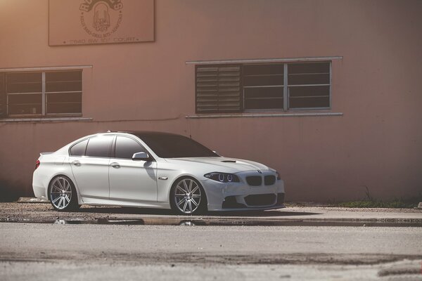 Blanco bmw 550i vista frontal