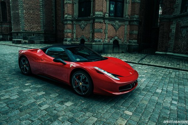 Rosso ferrari 458 italia sulla strada della città