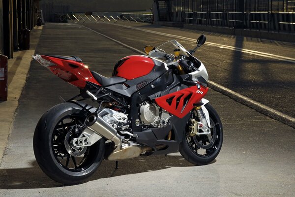 Rotes Sportbike auf grauem Asphalt