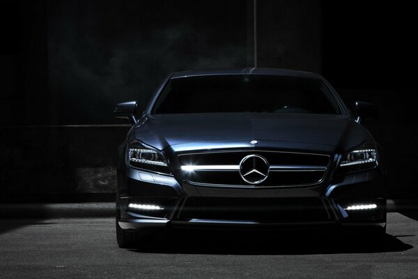 Avant de voiture mercedes benz cls