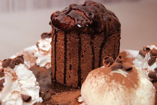 Postre dulce con crema de mantequilla y chocolate