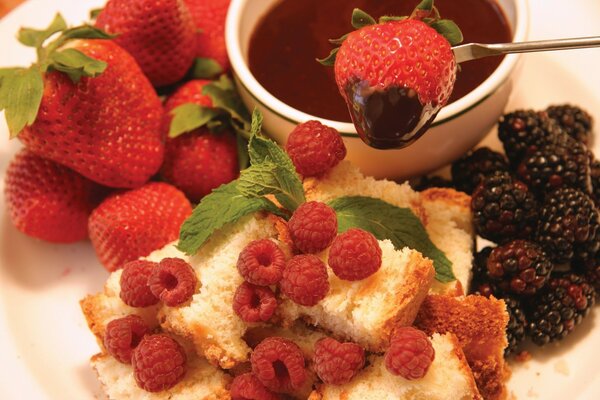 Schokoladenfondue. Beeren und Biskuit