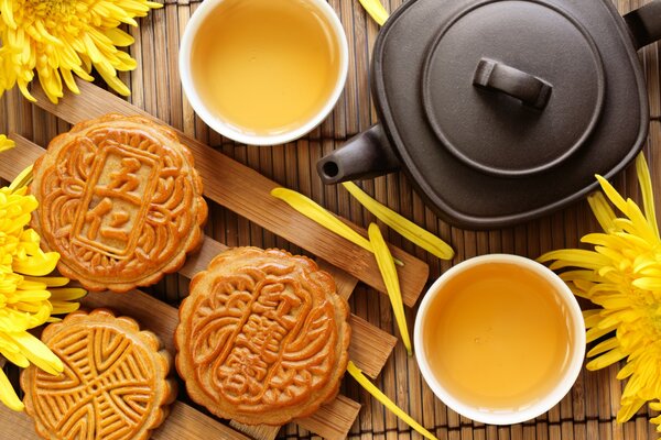 Chinese teapot. White tea with cookies