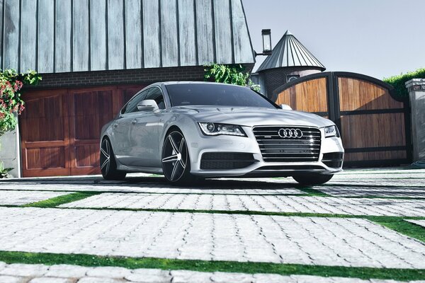 Hermoso audi A7 en el patio