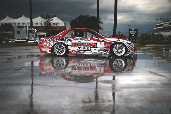 Nissan Silvia en la calle después de la lluvia