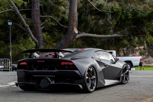 Mattschwarzer Lamborghini auf dem Parkplatz