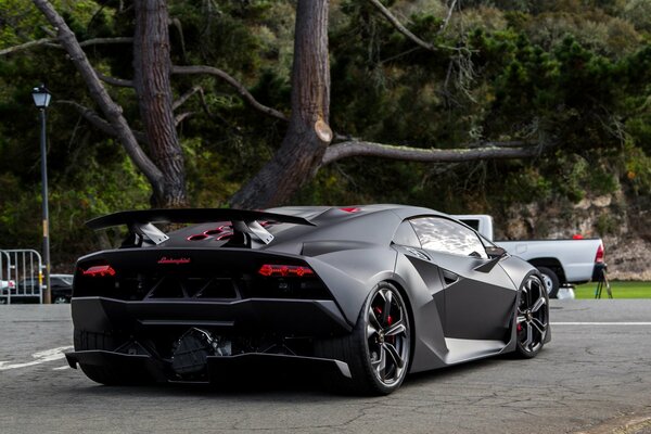 Matowy czarny Lamborghini na parkingu