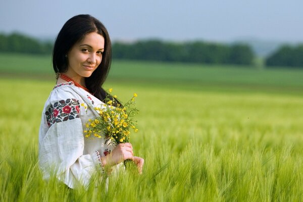 Mädchen in einem Blumenfeld im Sommer