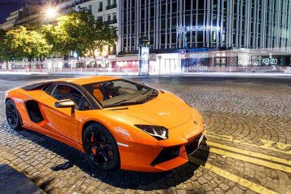 Ein prestigeträchtiges Auto in der Innenstadt