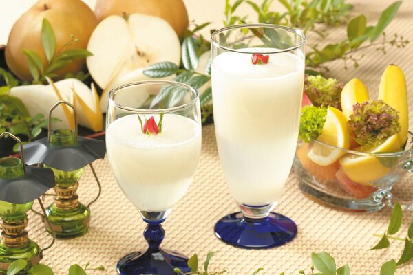 Martwa natura szklanki mleka z owocami