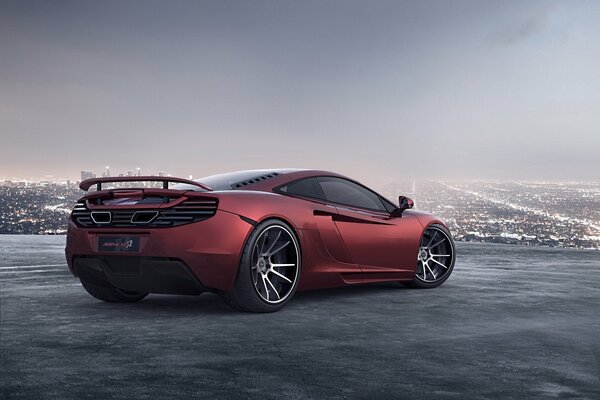 McLaren rojo de pie en la Cancha en el horizonte se ve una gran ciudad