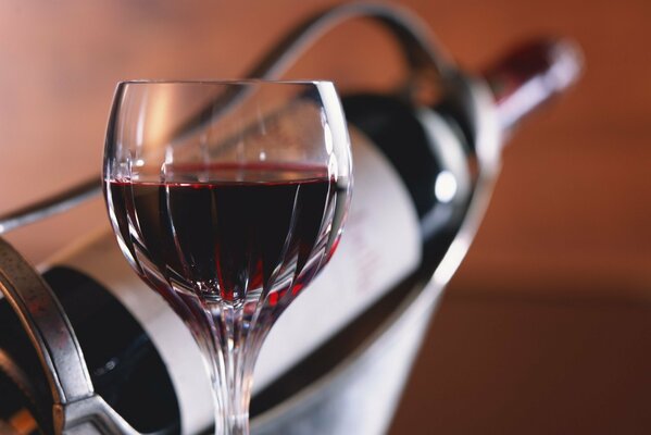 Glas Rotwein auf Flasche Hintergrund