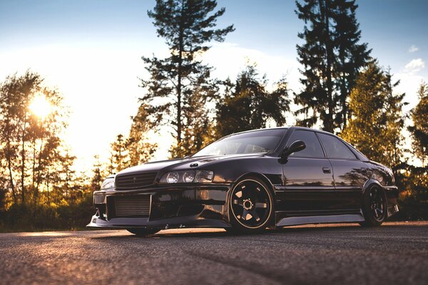 Toyota Chaser sur fond de forêt