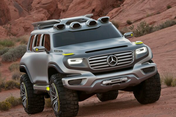 Le SUV Mercedes bance dans les canyons