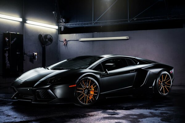 Lamborghini nero Aventador in garage