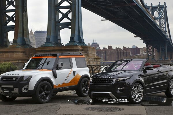 Renge Rover décapotable et Land Rover sur fond de pont