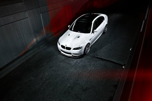 BMW blanco en una matriz de garaje
