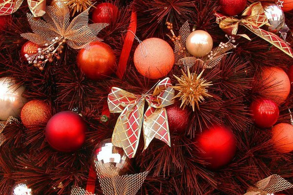 Weihnachtsbaum in scharlachroten Ornamenten