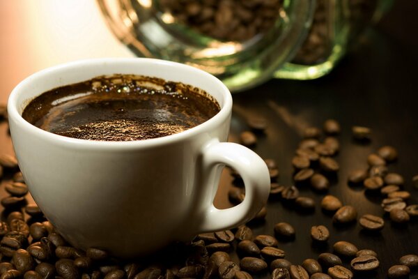 Tasse de café parmi les grains de café