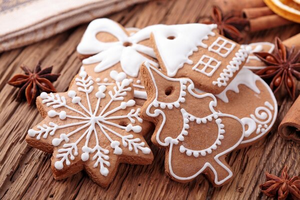 Christmas figures made of cinnamon cookies