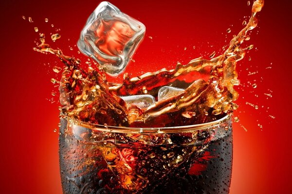 Éclaboussures de Coca-Cola dans un verre