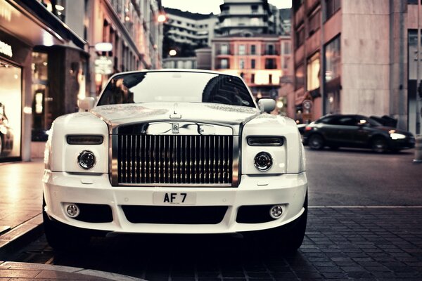 El prestigioso White Rolls Royce en el paisaje urbano