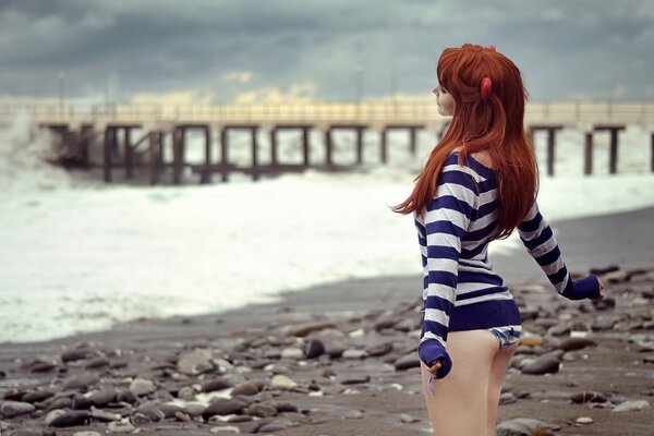 Soñadora pelirroja en el muelle