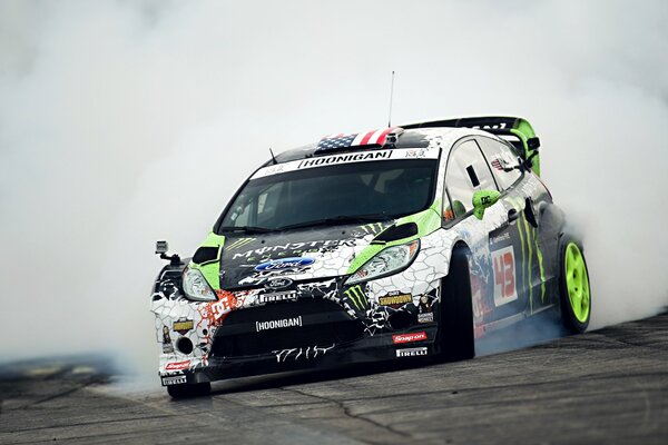 Ford fiesta en un coche deportivo. Monster energy Tuning