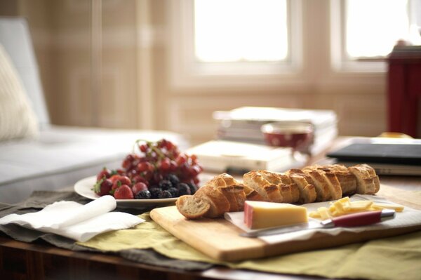 Foto eines schönen Frühstücks mit Beeren und Baguette