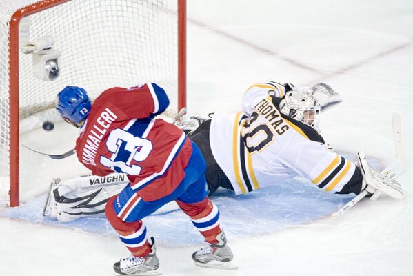 El jugador de hockey marca un gol en la portería