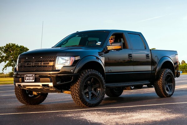 Ford F-150 en el fondo del cielo