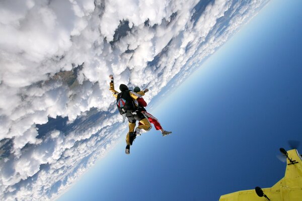 Daoe Fallschirmspringer vor dem Hintergrund der Wolken sprangen aus dem Flugzeug