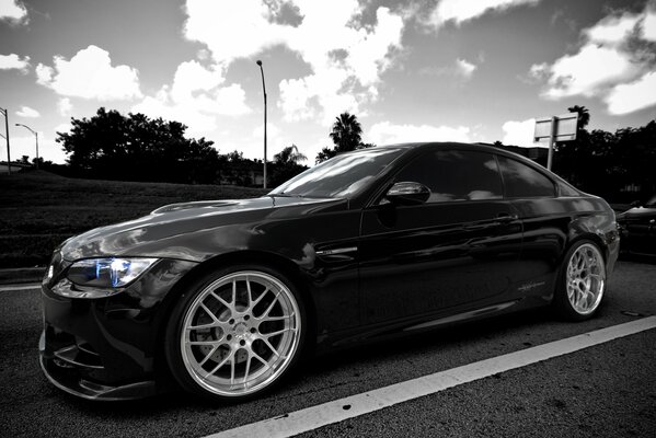 BMW M3 nera in autostrada la sera