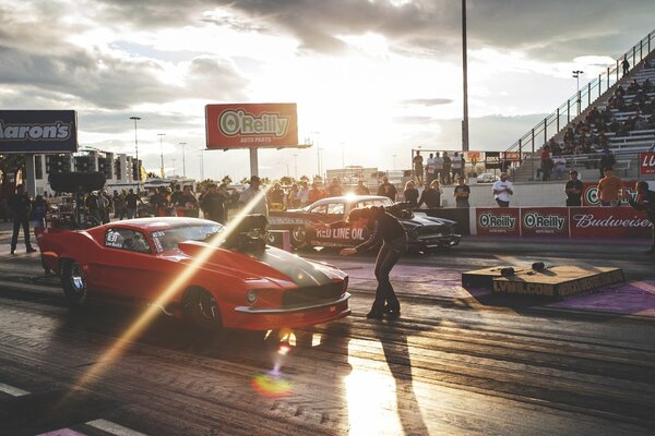 Ford Mustang rouge et noir en course