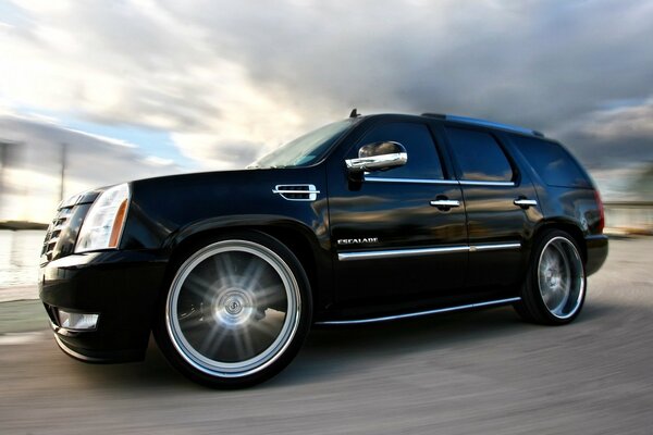 Coche Cadillac negro en movimiento