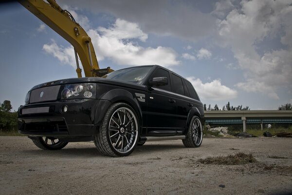 Tonificado Range rover en el fondo del cielo