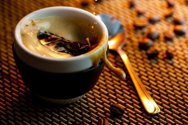 Tazza di caffè e cucchiaino