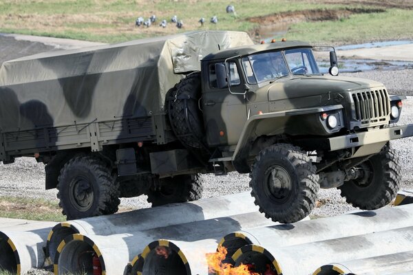 Ciężarówka wojskowa Ural przechodzi test