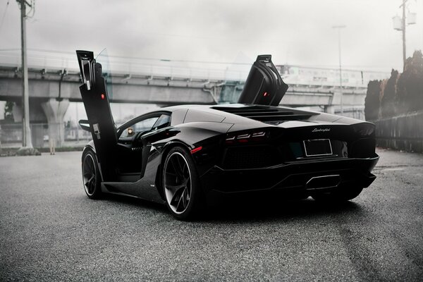 Primo piano Nero Lamborghini aventador con porte rialzate