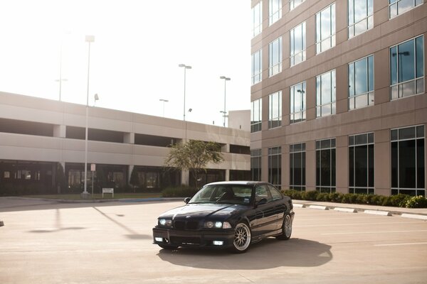 Voiture dans le parking près du bâtiment BMW noir