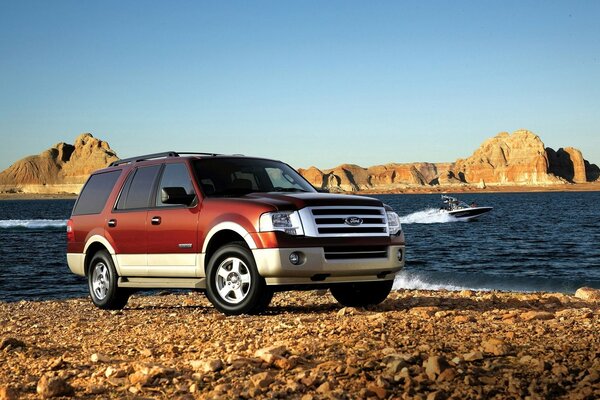 Voyage en SUV sur la côte rocheuse