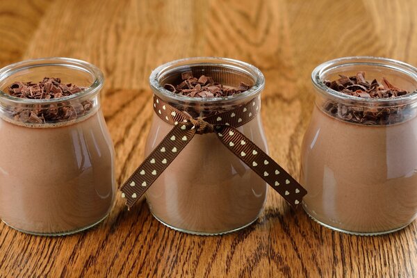 Schokoladendessert in einem Glas mit Streusel