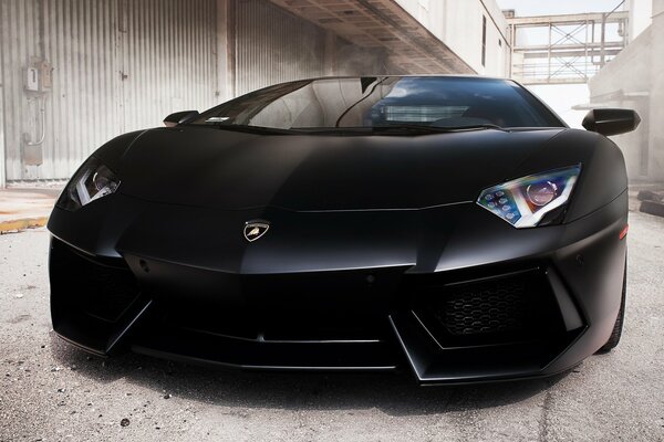 Lamborghini aventador lp700-4 schwarz im Industriegebiet