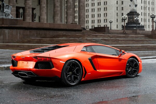 Auto sportiva arancione Lamborghini lp700-4 Aventador posteriore